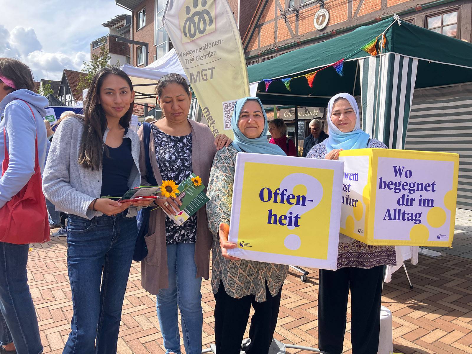 Rabea Rahimi, Hamida Farhid (li und Mitte) finden Offenheit im Mehrgenerationen-Treff, Jurastudentin Nina Farhid (re) will sich dort künftig auch engagieren.