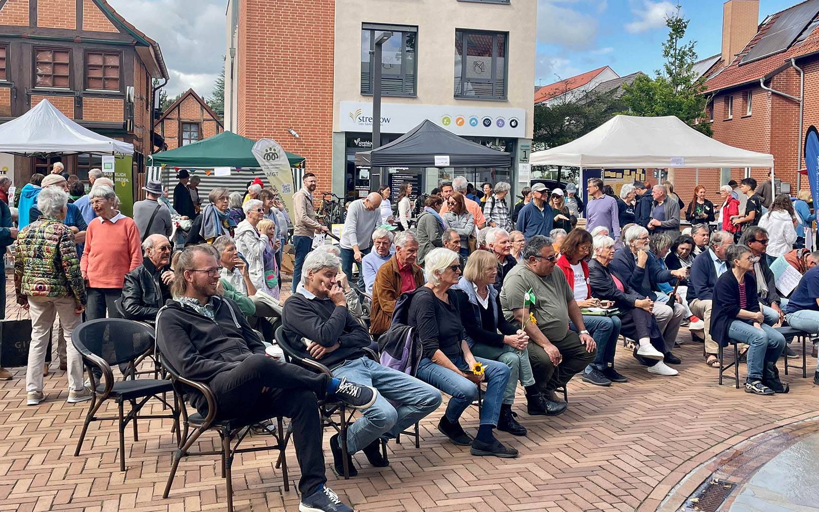 Viele Interessierte vor der Bühne bei den vier Gesprächsrunden mit den Parteien.