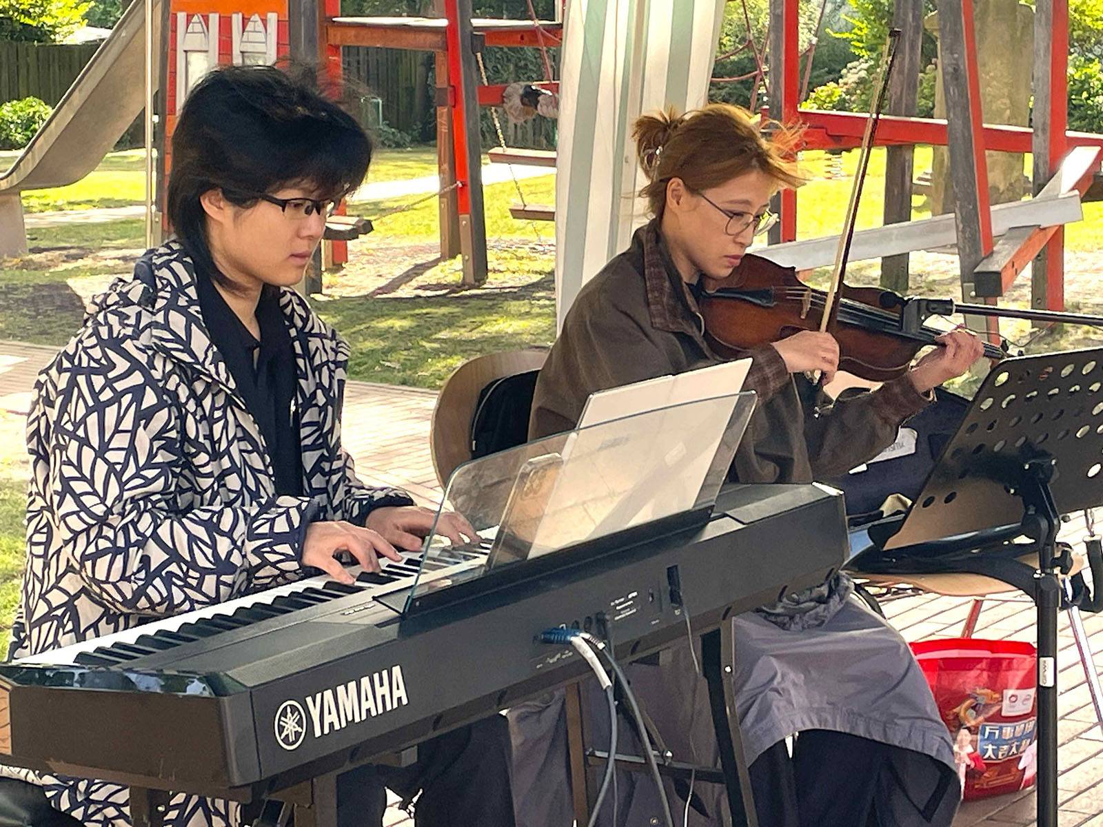 Geigerin Tishua Chao und Guo Meixuan am E-Piano begleiteten das Fest mit Gute-Laune-Musik.