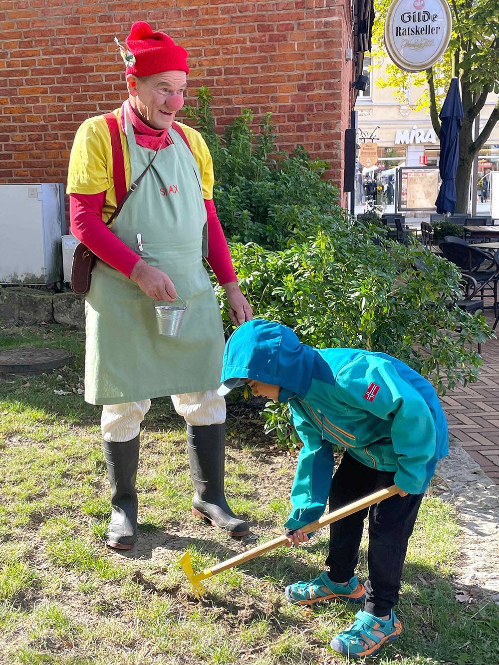 Clown Manoli nimmt Kinder ernst. Beim Gärtnern erzählen die Kleinen, was sie zum Wachsen brauchen.
