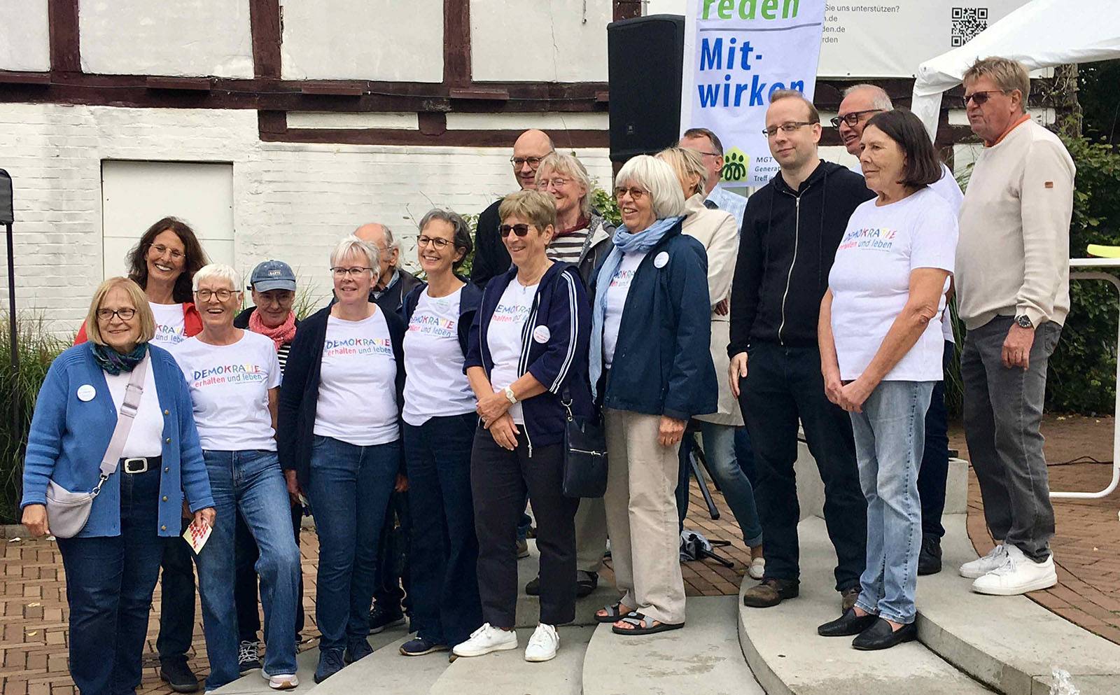Erschöpft, aber froh: Mitglieder der Demokratieinitiative und weitere Mitwirkende am Ende der Veranstaltung.
