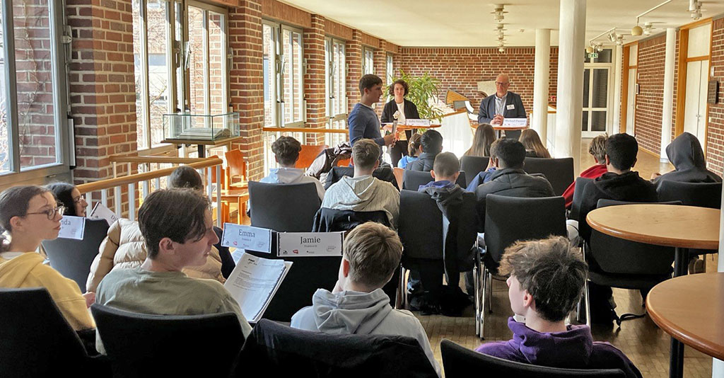 Ausschusssitzung: Letzter Schliff für die Anträge. Der Bildungsausschuss tagt im Rathausfoyer. Unterstützung bekommen die Jugendlichen von Michael Passior, SPD-Fraktionsvorsitzender im Rat