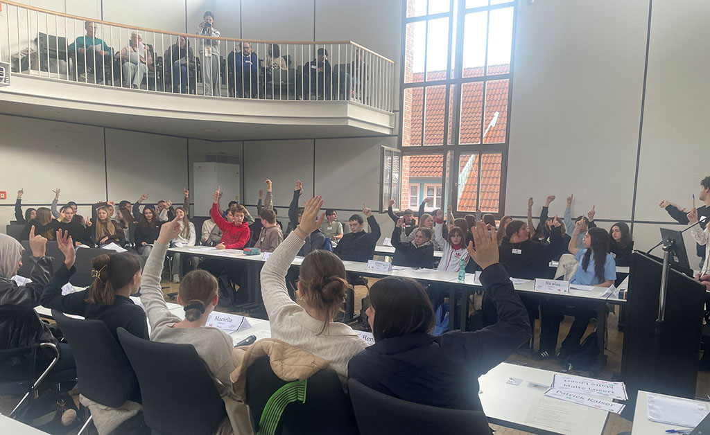 Hände hoch für Demokratie. 75 Schülerinnen und Schüler stimmen über ihre Anträge in einer "Ratssitzung" im Bürgersaal ab