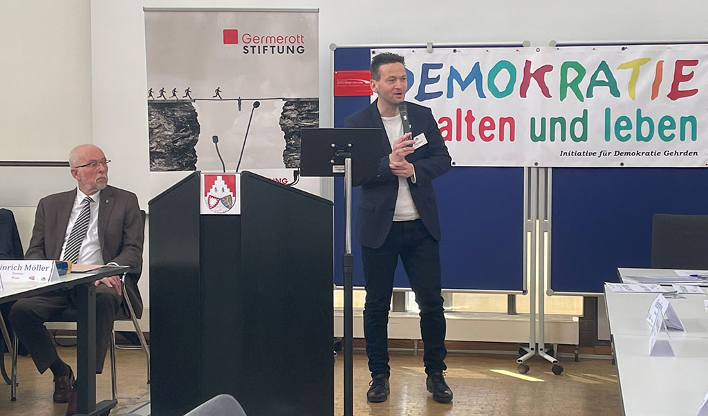 Bürgermeister Malte Losert (rechts) und Ratsvorsitzender Heinrich Möller begrüßen die Teilnehmenden von Pimp your town im Bürgersaal.