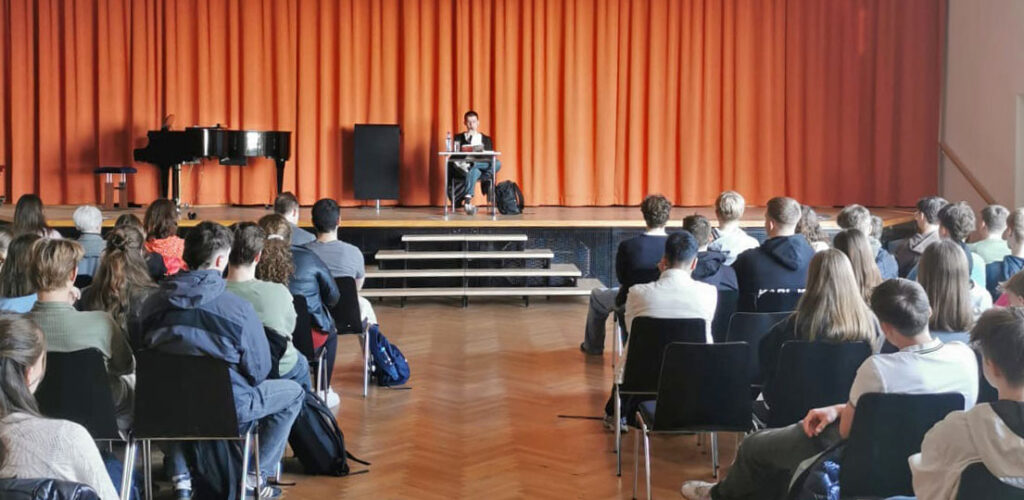 Der Autor Jakob Springfeld in der Aula des MCG