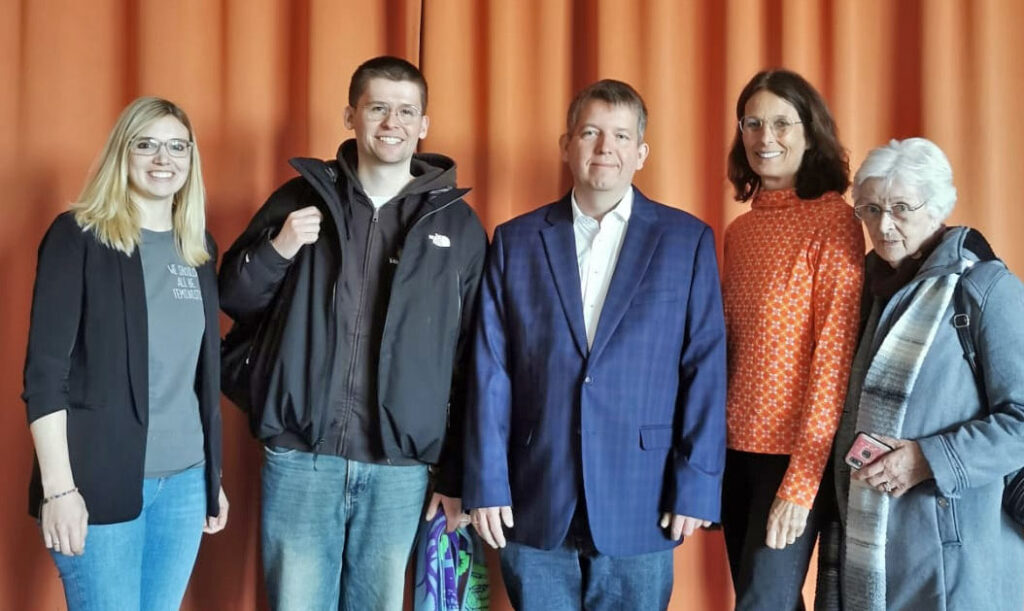 Greta Henze, Lehrkraft MCG mit Autor Jakob Springfeld, Christian Schmidt, Direktor MCG, Barbara Mussack und Heidrun von Bötticher, beide Initiative für Demokratie Gehrden