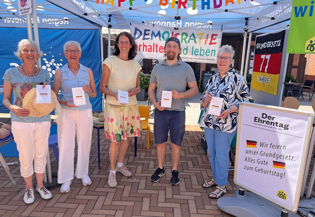 Ins Gespräch kommen – das war das Ziel der Aktiven am Stand der Initiative für Demokratie am 23. Mai auf dem Marktplatz. Bilanz am Ende des Tages: sehr gelungen!