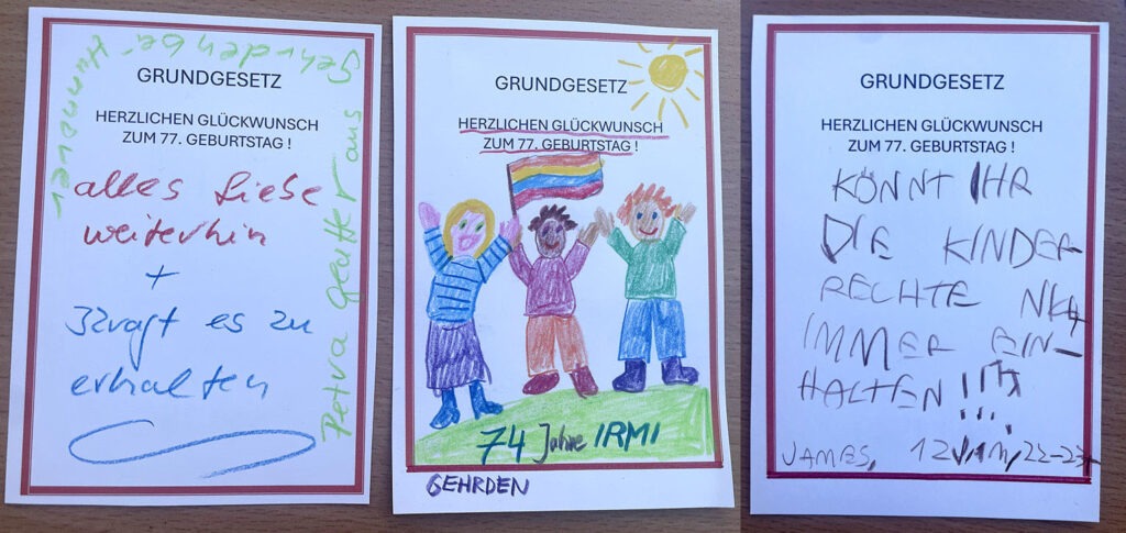 Glückwünsche fürs Grundgesetz und Anliegen an den Bundespräsidenten – gemalt und geschrieben am Stand der Demokratieinitiative.
