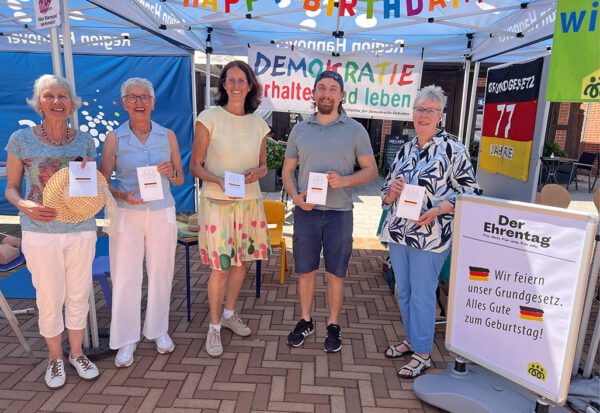 Ins Gespräch kommen – das war das Ziel der Aktiven am Stand der Initiative für Demokratie am 23. Mai auf dem Marktplatz. Bilanz am Ende des Tages: sehr gelungen!