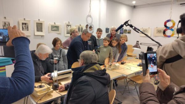 251128-8-Jahre-Reparatur-Cafe-mit-NDR-Filmteam-Gisela-Wicke-624x351